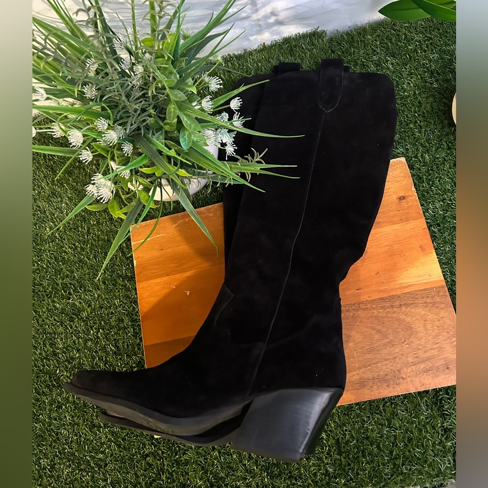 Valezka Knee High Boot (Women) size 39 US 8 black
ZIGI
$349.00 gently used - Picture 4 of 15